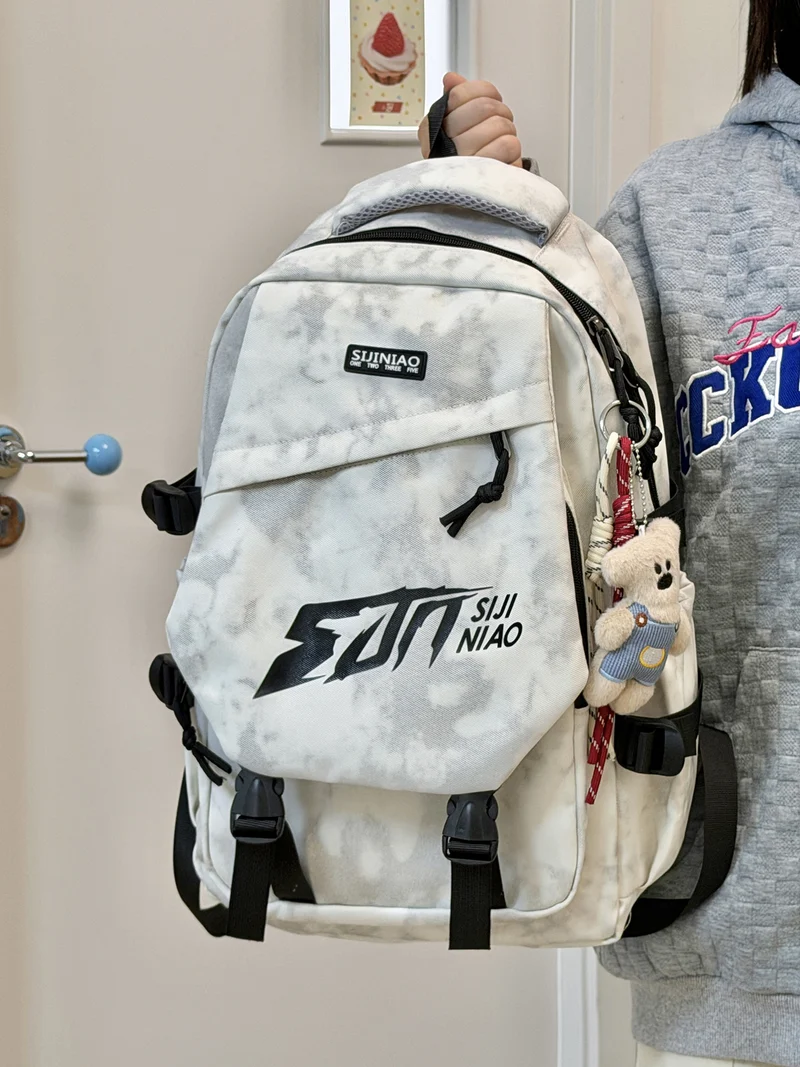 Urbaner Schulrucksack mit mehreren Fächern