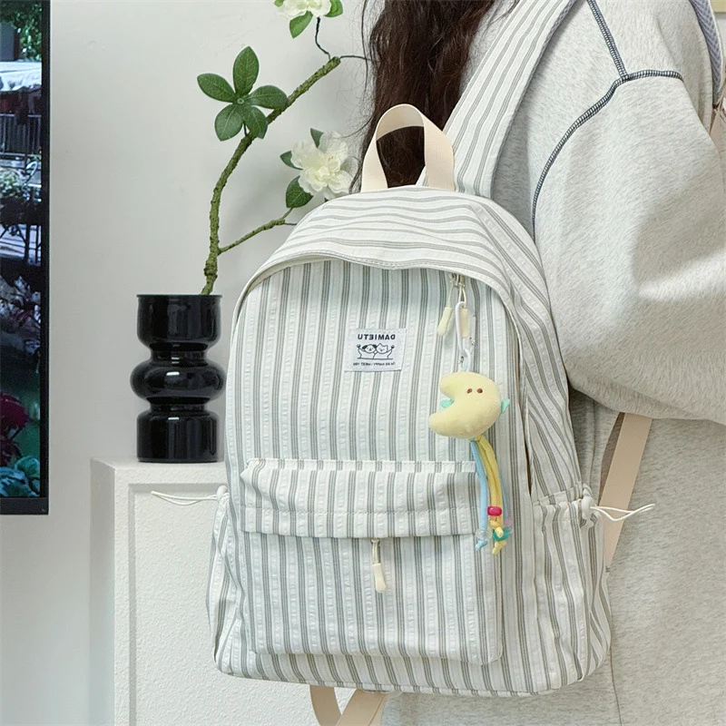 Klassischer gestreifter Schulrucksack