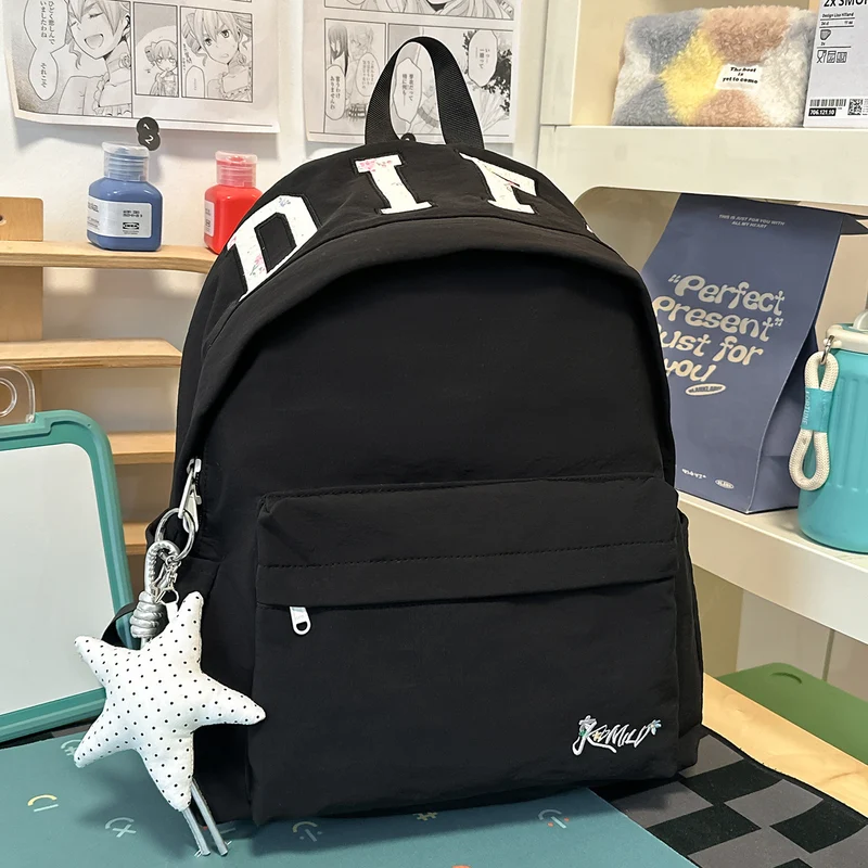 Lässiger leichter Schulrucksack mit vielen Fächern