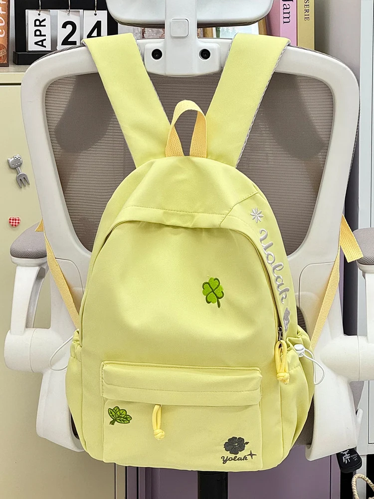 Lässige Schultasche mit vielen Fächern und Stickerei