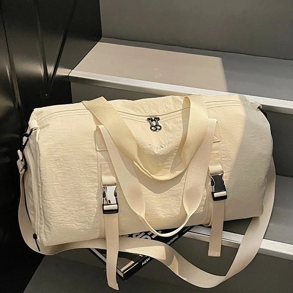 Sportliche Reisetasche mit verstellbarem Schultergurt und ergonomischen Griffen Skanto