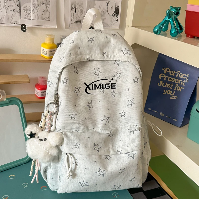 Stylischer Schulrucksack mit Sternenapplikationen