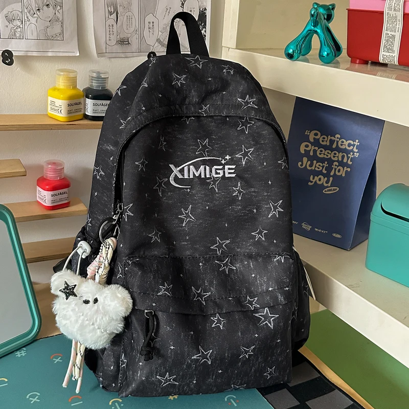 Stylischer Schulrucksack mit Sternenapplikationen