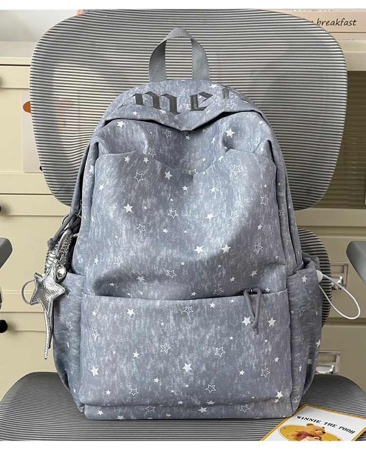 Schulrucksack mit Sternenmuster und mehreren Fächern