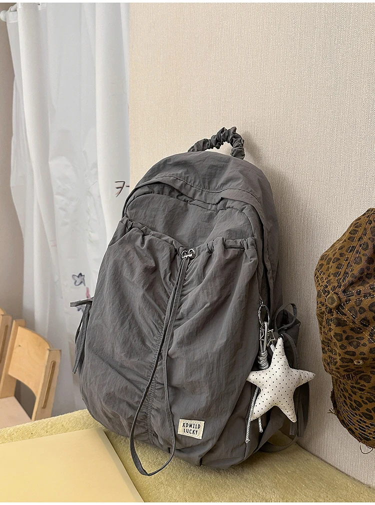 Klassischer Schulrucksack aus geknittertem Stoff