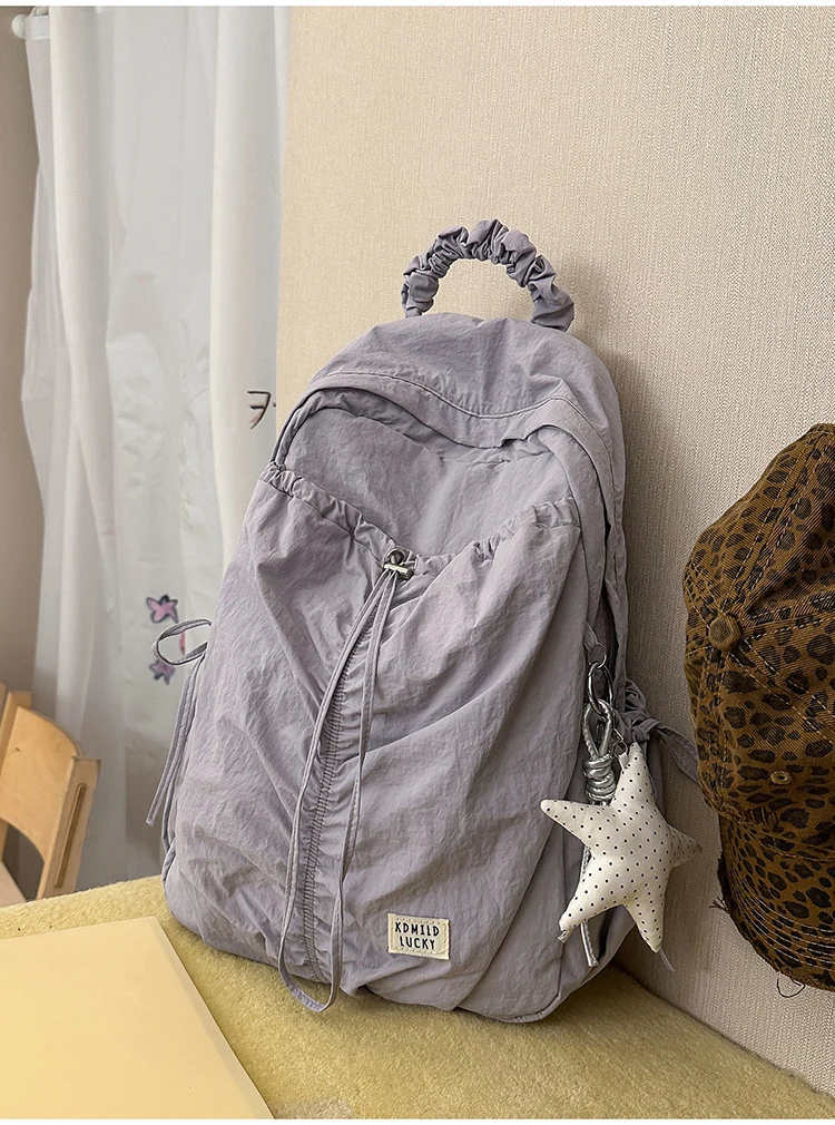 Klassischer Schulrucksack aus geknittertem Stoff