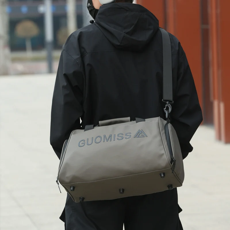 Multifunktionale Sport- und Reisetasche mit umfangreichen Fächern