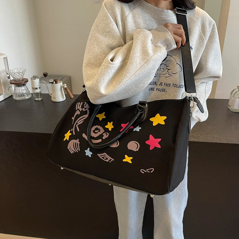 Sportliche Reisetasche mit kreativen Applikationen Skanto