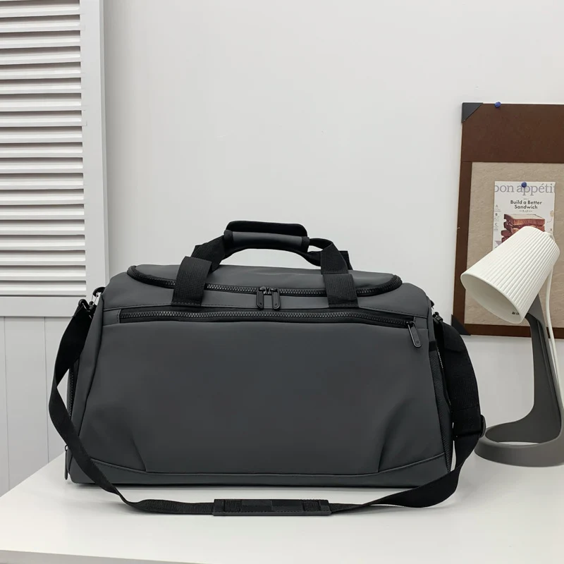 Sportliche Reisetasche mit verstärkten Griffen und mehreren Fächern Skanto