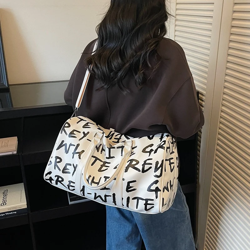 Sportliche Reisetasche mit innovativem Print Skanto