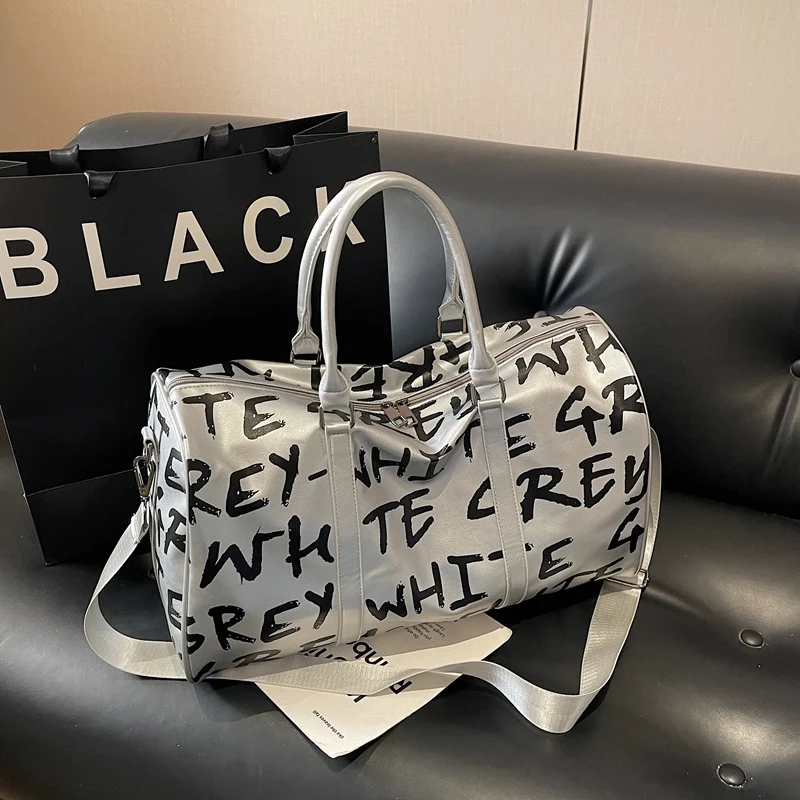 Sportliche Reisetasche mit innovativem Print Skanto