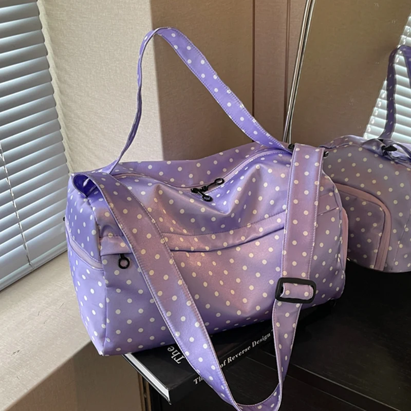 Moderne Sport- und Reisetasche mit Polka-Dot-Design Skanto