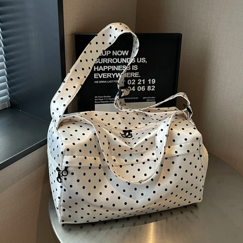 Moderne Sport- und Reisetasche mit Polka-Dot-Design Skanto