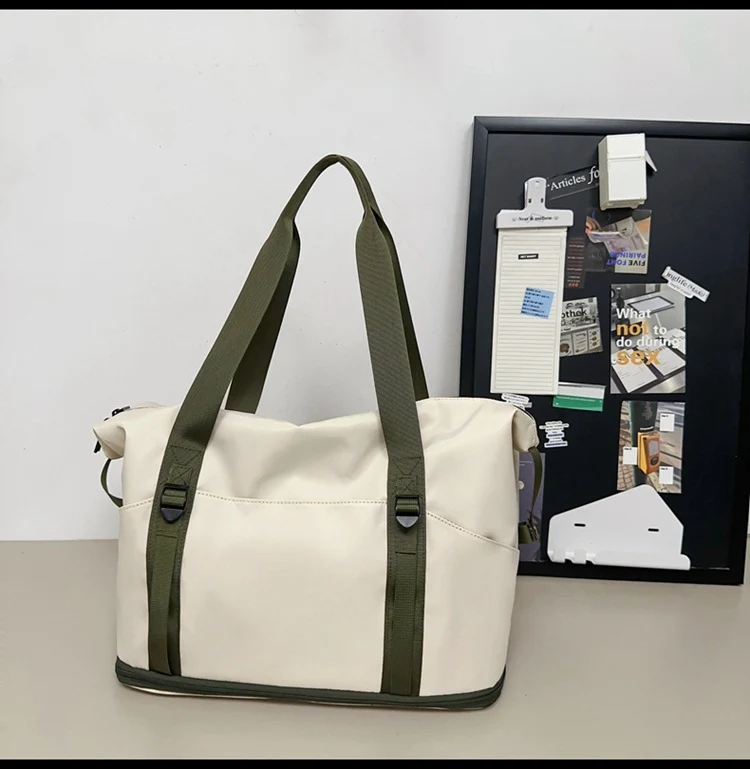 Geräumige Sport- und Reisetasche aus wasserabweisendem Material Skanto