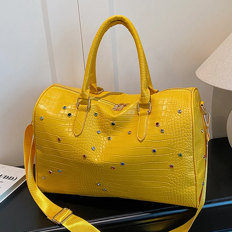 Elegante Handtasche mit luxuriösem Krokoprägung und farbigen Applikationen Skanto