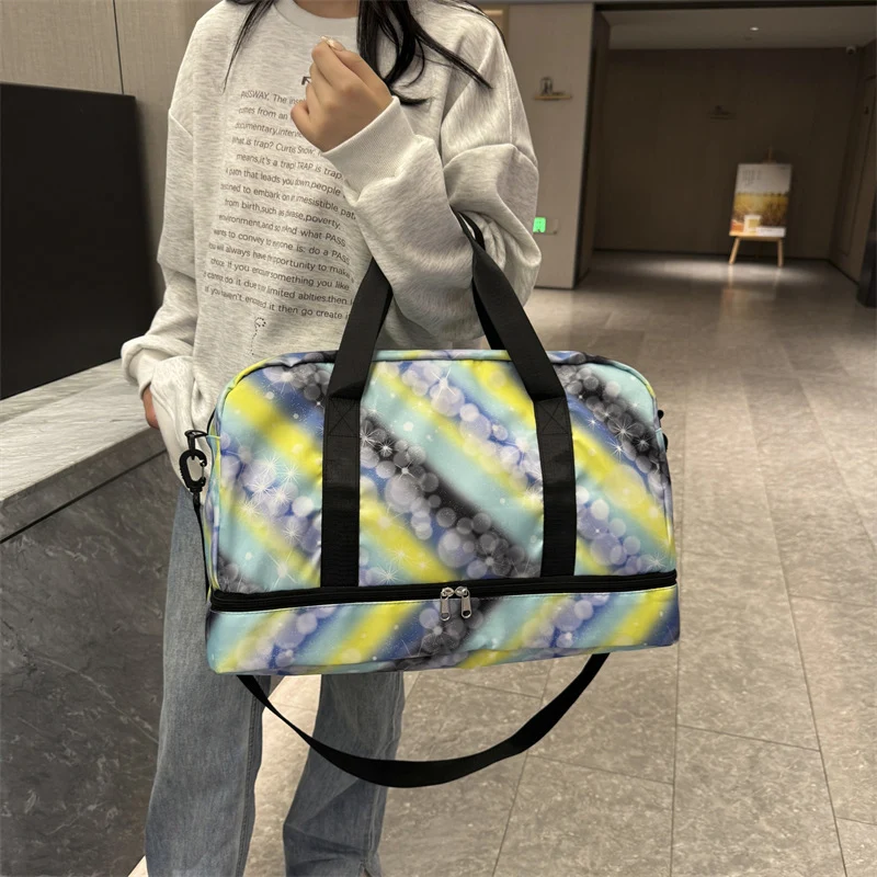 Freizeit-Reisetasche mit farbenfrohem Design und mehreren Taschen Skanto