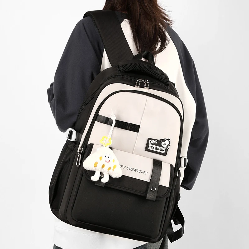 Kinderfreundlicher Rucksack mit hochwertigem Material und lustigem Anhänger Skanto