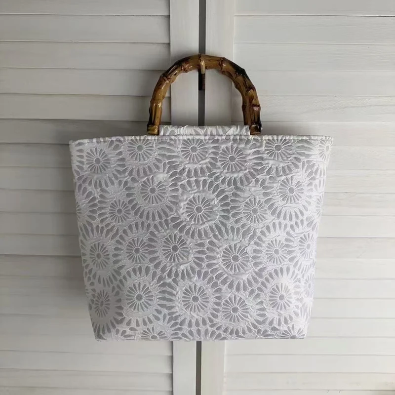 Exklusive und handgefertigte Strandtasche mit Bambusgriff Skanto