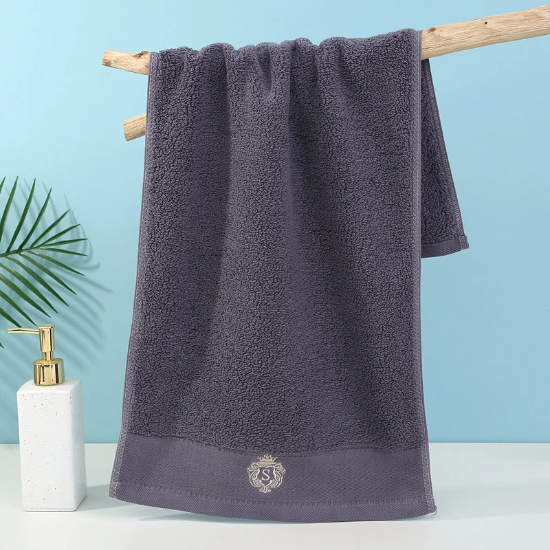 Hochwertiges Frottee-Badetuch mit luxuriösem, dezentem Design Skanto