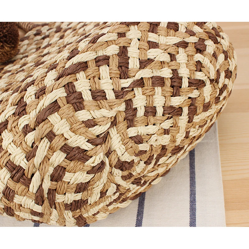 Moderne Korbtasche mit dekorativen Pompons Skanto