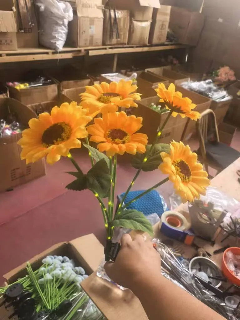 Lebhafter Sonnenblumen-LED-Gartenstecker mit Dämmerungssensor & wetterfestem Erdspieß Skanto