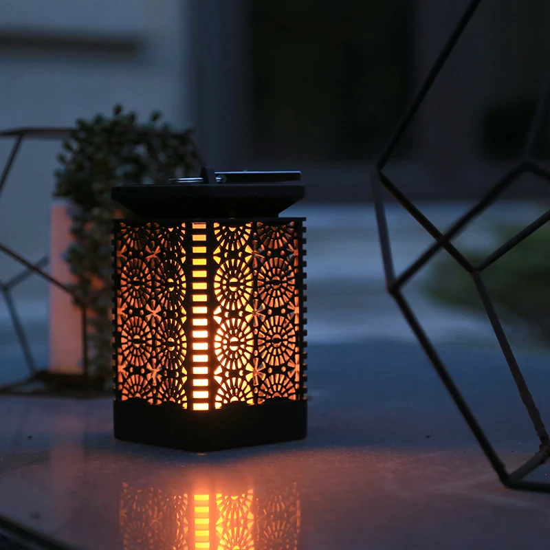 Solarbetriebene dekorative Metalllaterne mit flackerndem LED-Flammeneffekt Skanto