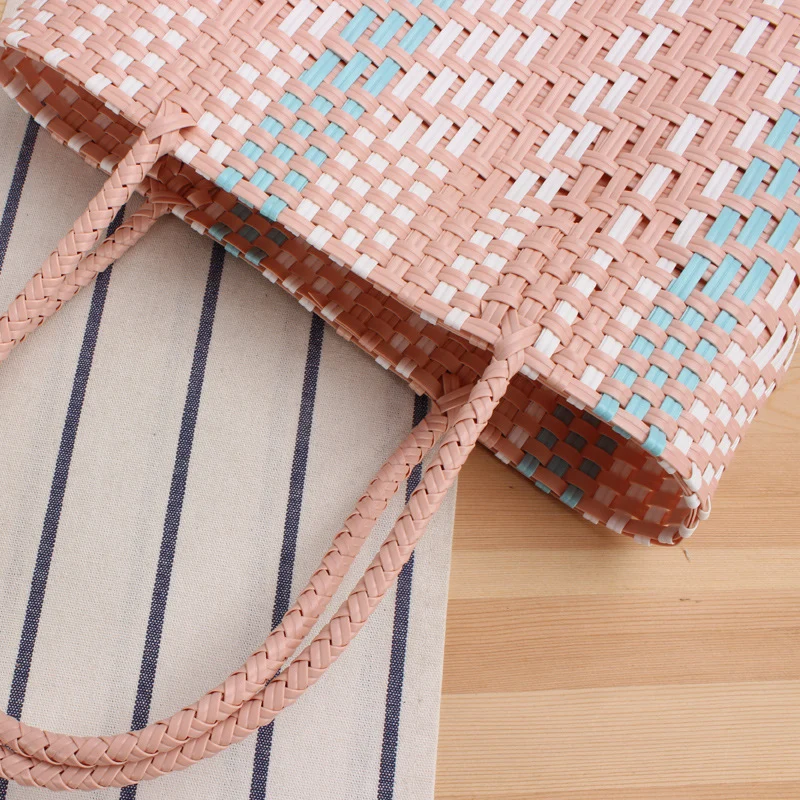 Geflochtene Tragetasche mit farbenfrohem Design und stabilen Griffen Skanto