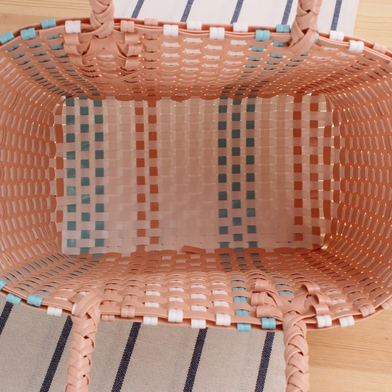 Geflochtene Tragetasche mit farbenfrohem Design und stabilen Griffen Skanto