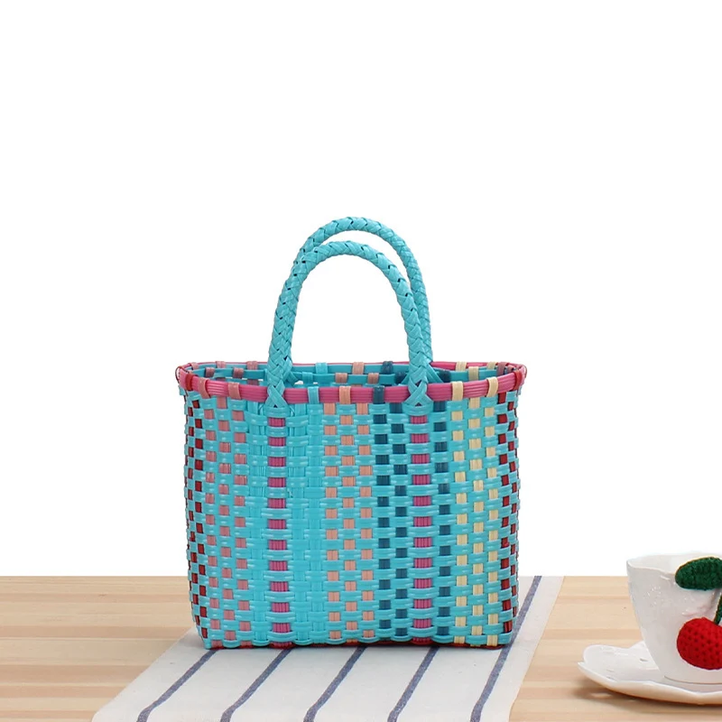 Geflochtene Tragetasche mit farbenfrohem Design und stabilen Griffen Skanto