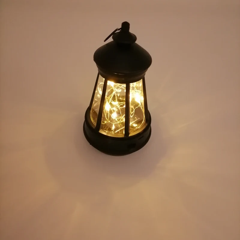 Vintage Metall-Tischlampe mit warmer LED-Drahtbeleuchtung, wiederaufladbarem USB-Anschluss und tragbarem Hängegriff Skanto