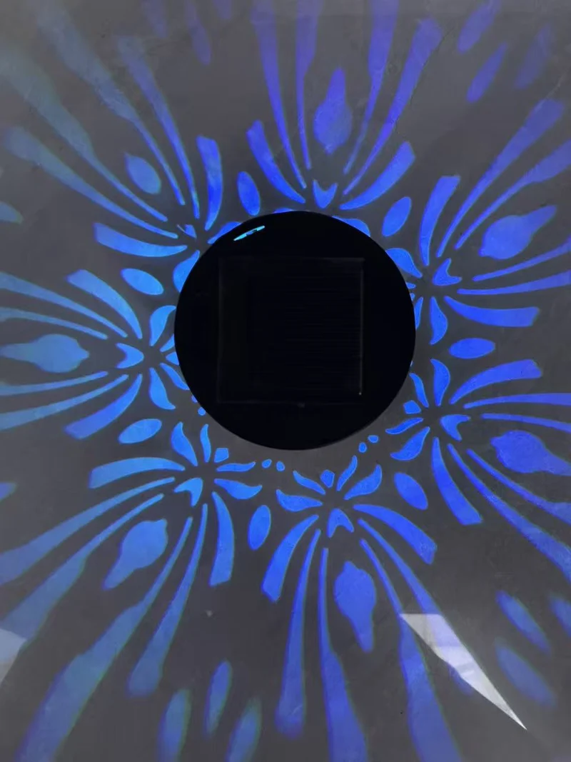 Solar-Projektor-Gartenleuchte mit dekorativem Blumenmuster und Dämmerungssensor Skanto