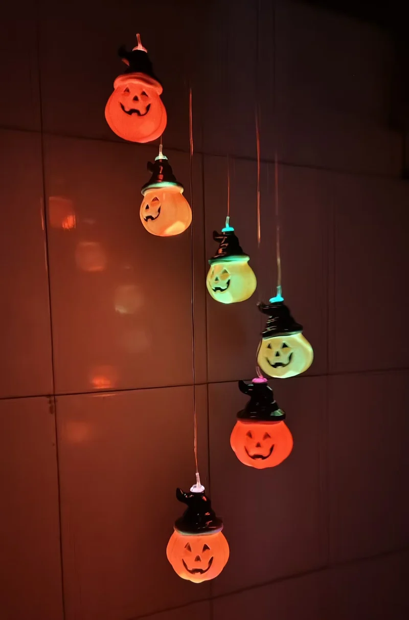 Solarbetriebenes hängendes Kolibri-LED-Windspiel mit farbwechselnden RGB-Acrylvögeln und wetterfestem Oberteil Skanto
