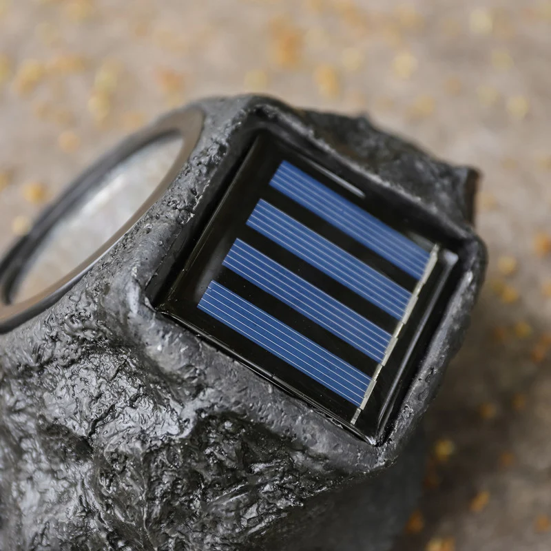 Solarbetriebener LED-Gartenstrahler in Felsoptik mit integriertem Solarpanel und wetterfestem Gehäuse aus strukturiertem Harz Skanto