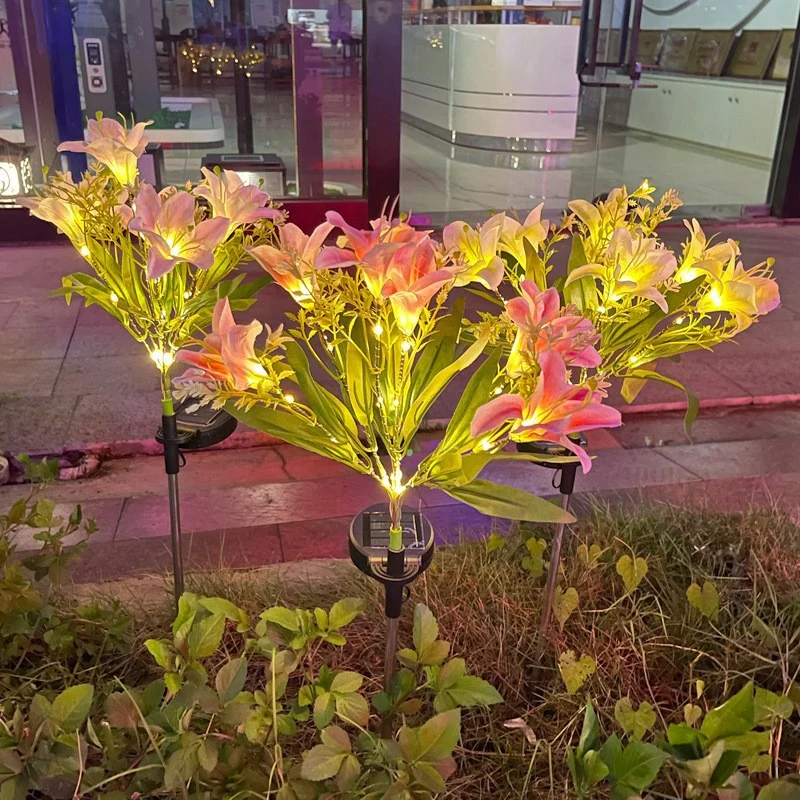 Skanto Solar-Lilien-Gartensteckerleuchte mit integrierter Lichterkette und lebensechten Seidenblüten Skanto