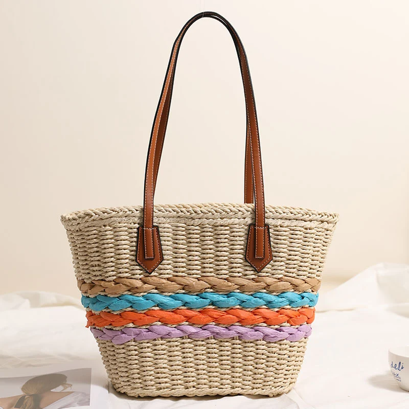 Strohtasche im Korb-Stil mit farbigen Flechtakzenten Skanto