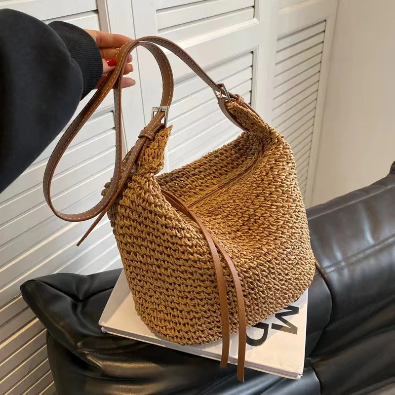 Edle Raffia-Umhängetasche mit Lederdetails Skanto