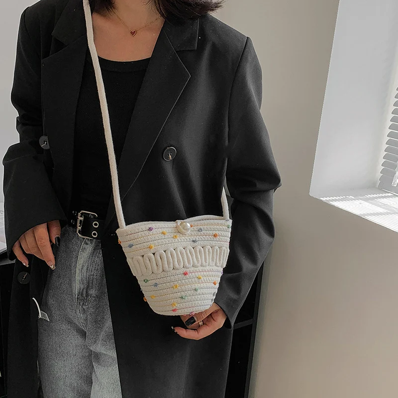 Verspielte Handtasche aus geflochtenem Material Skanto