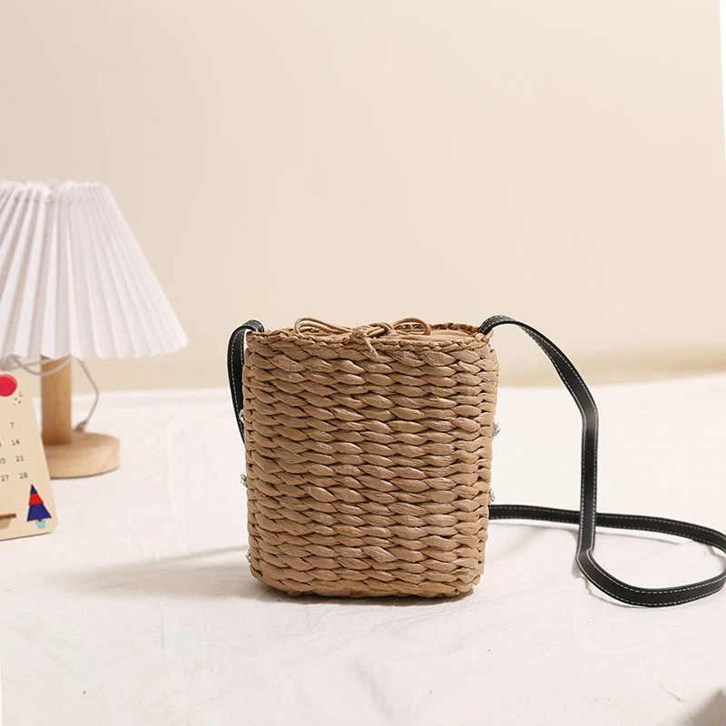 Handtasche aus gewebtem Naturmaterial mit funkelnden Applikationen Skanto
