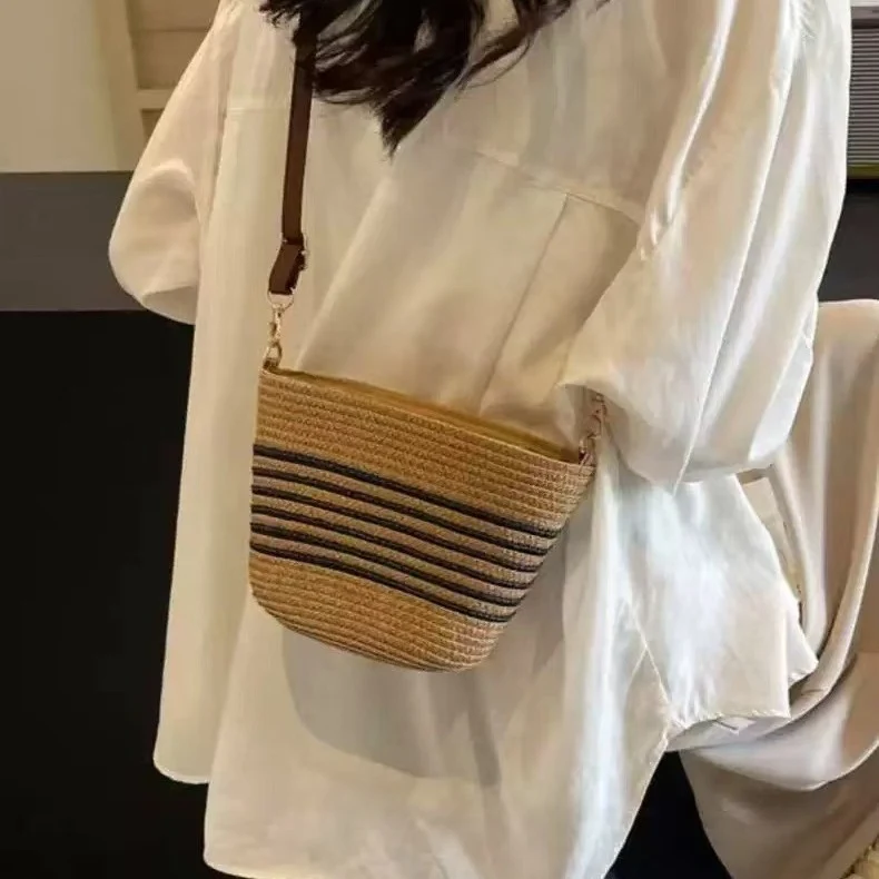 Trendige Sommerhandtasche aus gewebtem Material Skanto