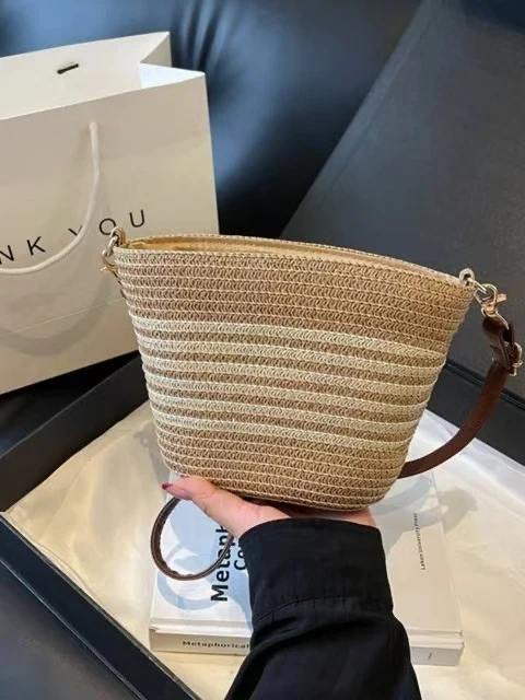 Trendige Sommerhandtasche aus gewebtem Material Skanto