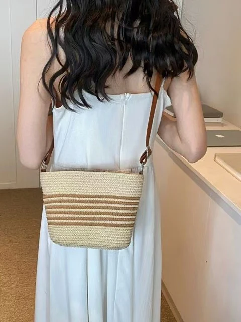 Trendige Sommerhandtasche aus gewebtem Material Skanto