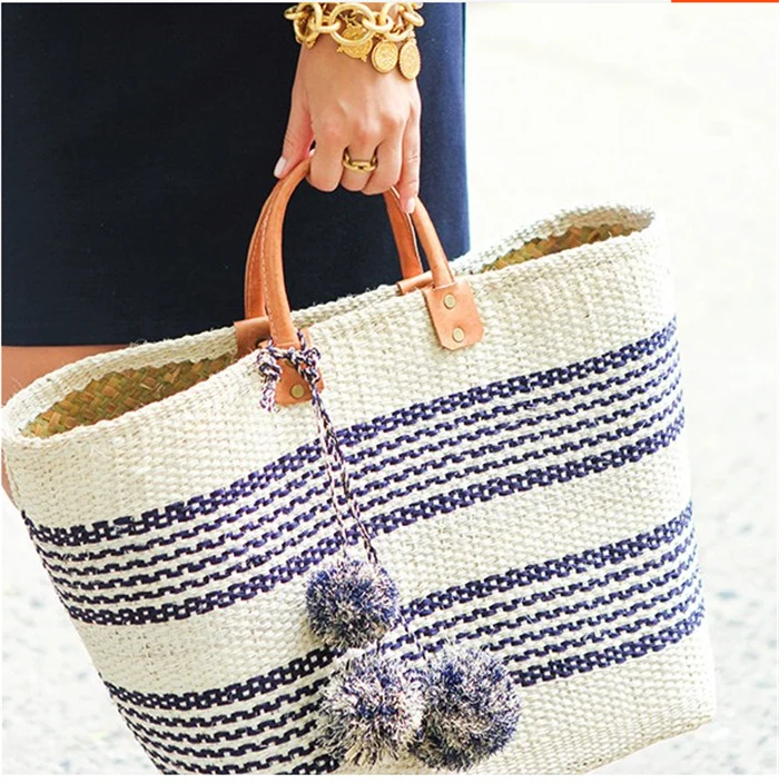 Stylische Strohtasche mit verspielten Pompons Skanto