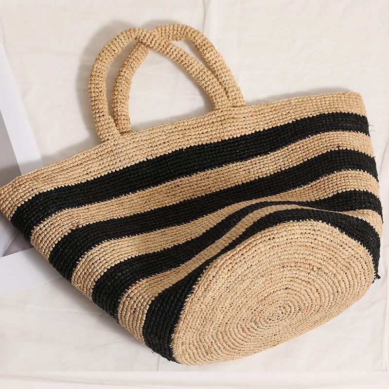 Geflochtene Strandtasche mit modernem Streifenmuster Skanto