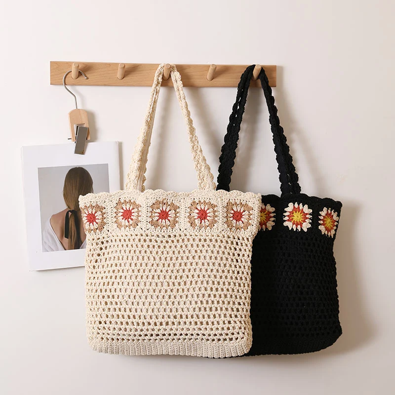 Handgehäkelte Strandtasche mit floralen Akzenten Skanto