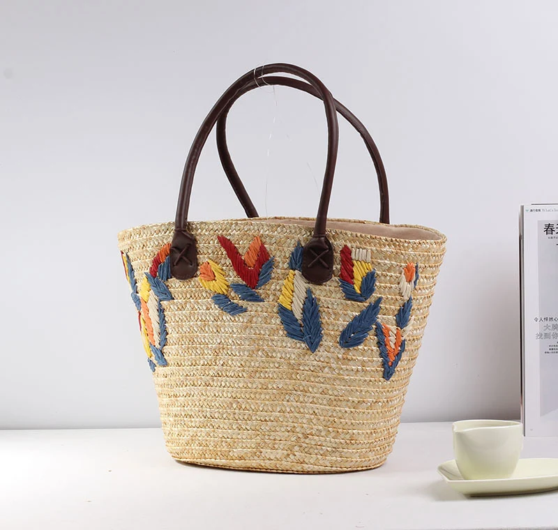 Geflochtene Strandtasche mit farbenfrohem Stickmuster Skanto