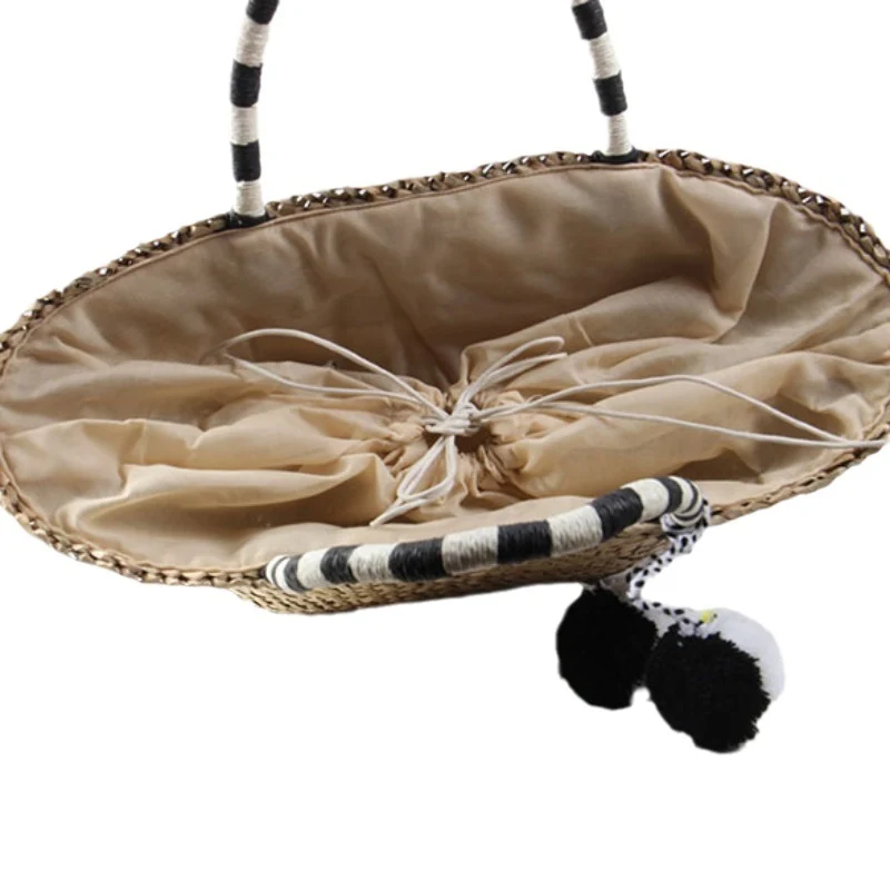 Geflochtene Strandtasche mit dekorativen Pompons Skanto
