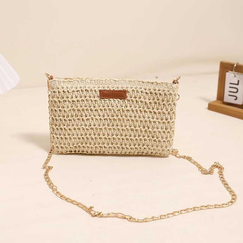 Handgefertigte Crossover-Tasche aus strapazierfähigem Bastmaterial mit Goldkette Skanto