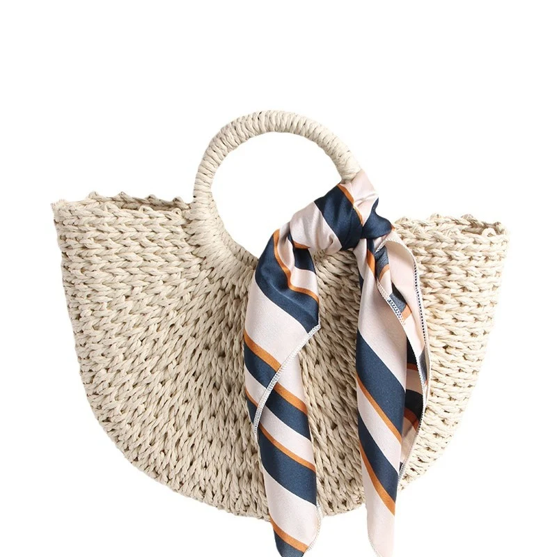 Geflochtene Korbtasche mit elegantem Seidenschal Skanto
