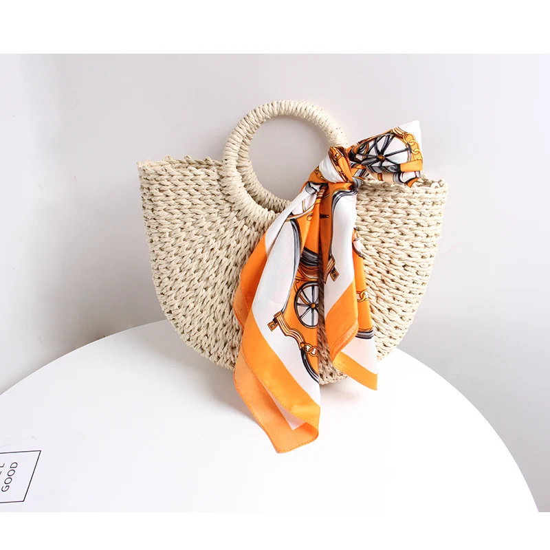 Geflochtene Korbtasche mit elegantem Seidenschal Skanto