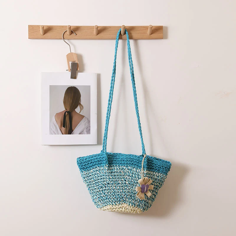 Moderne handgefertigte Handtasche mit Blumenakzent Skanto